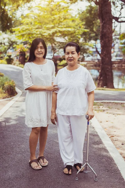 Anciana Asiática Mujer Caminar Hacer Física Con Palo Parque Hija —  Fotos de Stock