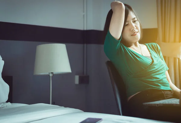 Mujer Trabajando Ordenador Portátil Mientras Está Sentada Silla Casa Feliz — Foto de Stock