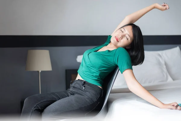 Feliz Mujer Asiática Relajante Estirarse Perezosamente Dormitorio Casa — Foto de Stock