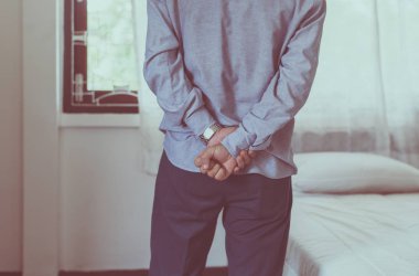 Siyahi bakış, emekli Asyalı bir adamın ciddi bir depresyonda olması ve pencereye bir şey bakıyor olması, zihinsel sağlık konsepti, kapatın.