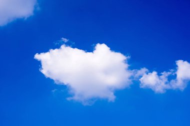 Beyaz bulutlu mavi gökyüzü, Arkaplan, metin için alanı kopyala