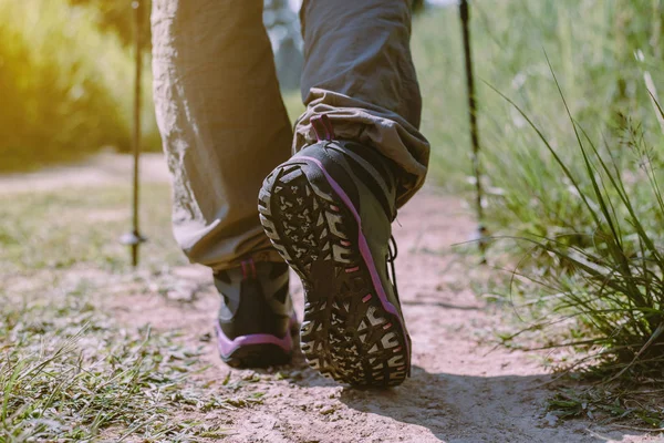 Пішохідна Взуття Жінка Красивій Скельній Стежці Пішохідний Туризм Або Ходьба — стокове фото
