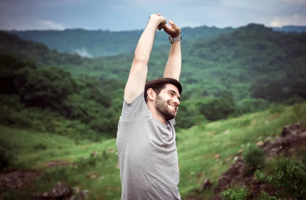 Bello Uomo Mani Allungare Pigramente Alla Natura Felice Sorridente Viaggiare — Foto Stock