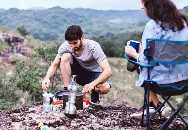 Çift Aşığı Birlikte Çadırın Dışında Yemek Pişiriyor Kamp Kavramının Tadını — Stok fotoğraf