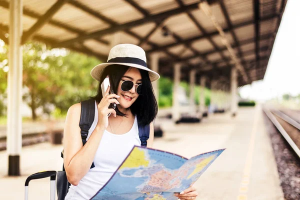 Wesoły Azjatycki Kobieta Turysta Pomocą Telefonu Komórkowego Szuka Mapy Podczas — Zdjęcie stockowe