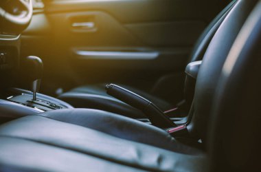 El sıkışın ya da el frenini yeni modern arabanın içinde çekin, güvenlik teknolojisi