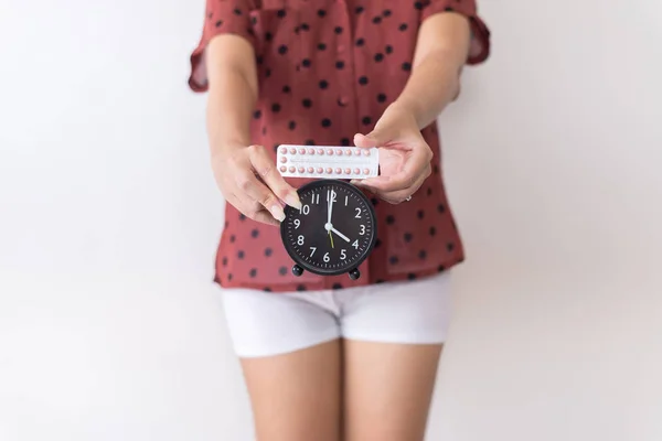 Vrouwenhanden Met Pil Klok Concept Voor Anticonceptie Kopieer Ruimte Voor — Stockfoto