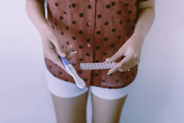 Vrouwenhanden Met Anticonceptiepil Zwangerschapstest Concept Voor Anticonceptie Kopieerruimte Voor Tekst — Stockfoto