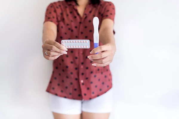 Mãos Mulher Segurando Pílula Anticoncepcional Teste Gravidez Conceito Para Contraceptivo — Fotografia de Stock