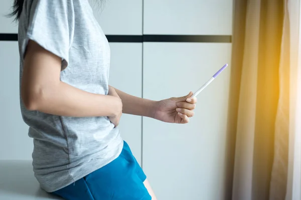 Asyalı Kadınlar Yatak Odasında Hamilelik Testi Yaptıktan Sonra Göbeğine Dokunuyor — Stok fotoğraf