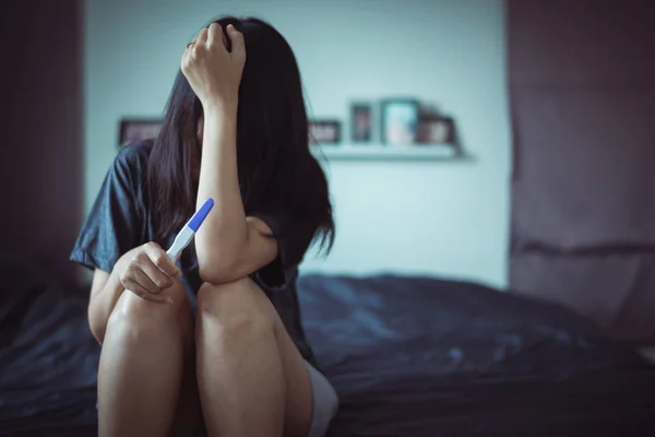 Asiática Deprimida Mujer Sentada Dormitorio Después Prueba Embarazo — Foto de Stock