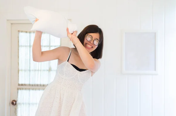 Mujer Asiática Relajarse Con Almohada Dormitorio Feliz Mañana — Foto de Stock