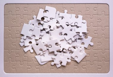 Yapboz beyaz rengi, yapboz parçaları ızgarası, tamamlanmamış mozaik çözüm şablonu, yazı için beyaz arkaplan kopyalama uzayı üzerinde yatay, Üst görünüm