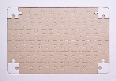 Tamamlanmamış mozaik çözüm şablonu, Yapboz beyaz rengi, Yapboz parçaları ızgarası, beyaz arkaplan kopyalama uzayı üzerinde yatay çizgi, Üst görünüm