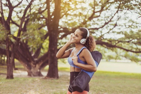 Спортивна Чорна Жінка Слухає Музику Навушниками Тримає Йога Мат Після — стокове фото