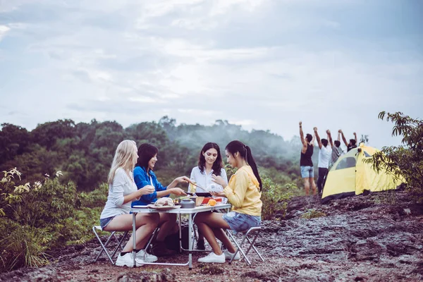 Çeşitli Kız Arkadaşlar Birlikte Kahvaltı Hazırlar Kamp Kavramının Tadını Çıkarırlar — Stok fotoğraf