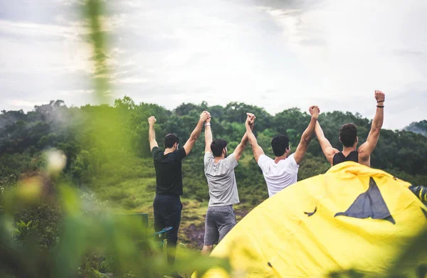 Elleri Havada Güzel Görünümlü Mutlu Doğaya Gülümseyen Bir Grup Arkadaş — Stok fotoğraf