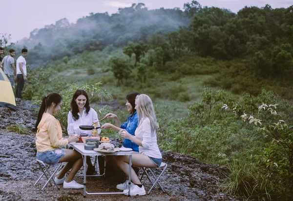 Neşeli Çeşitlilik Kızları Iyi Arkadaşlar Birlikte Dışarıda Yemek Pişirirler Kamp — Stok fotoğraf
