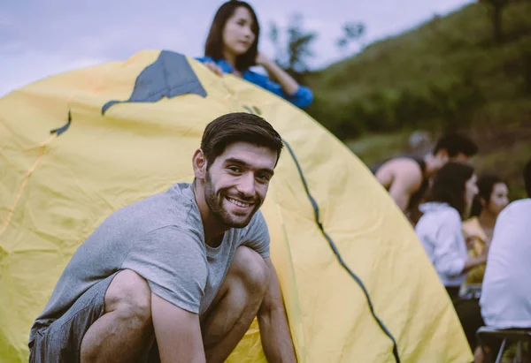 Gezgin Genç Adam Doğaya Çadır Kuruyor Kamp Kavramının Tadını Çıkarıyor — Stok fotoğraf