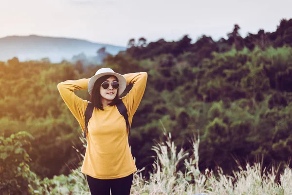 Joven Mujer Asiática Pie Naturaleza Feliz Sonriente Pensamiento Positivo Viajar — Foto de Stock