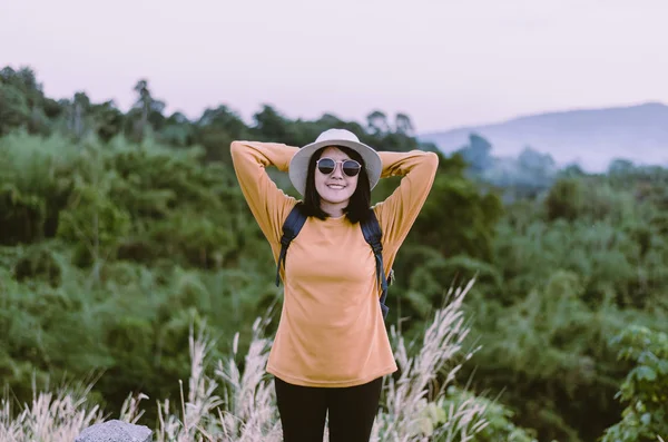 Joven Mujer Asiática Pie Las Manos Levantan Naturaleza Feliz Sonriente — Foto de Stock