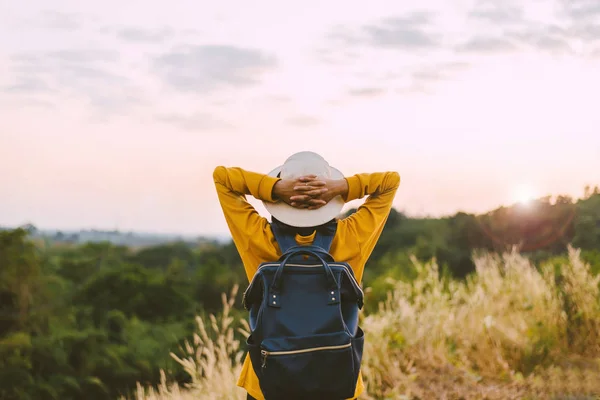 Joven Mujer Asiática Pie Las Manos Levantadas Atardecer Feliz Sonriente — Foto de Stock