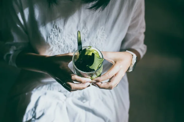 Mulher Mãos Segurando Chá Verde Sorvete Para Comer Café Close — Fotografia de Stock