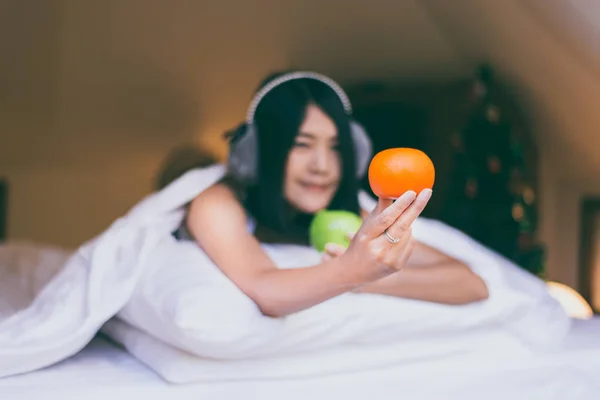 美しいアジアの女性の手は 健康的な朝食のために食べると新鮮なオレンジを保持 選択的フォーカス — ストック写真