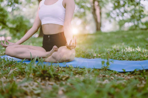 Paspasın Üzerinde Oturan Genç Bir Kadın Yoga Meditasyonu Yapıyor Parkta — Stok fotoğraf