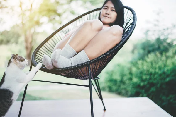 Όμορφη Νεαρή Ασιατική Γυναίκα Κάθεται Λευκή Γάτα Στη Σύγχρονη Καρέκλα — Φωτογραφία Αρχείου