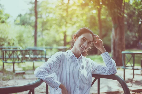 Hermosa Mujer Confianza Sentada Mirando Algo Aire Libre Mañana Feliz — Foto de Stock