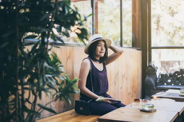 Mulher Asiática Feliz Sentado Café Moderno Feliz Sorridente Tempo Relaxamento — Fotografia de Stock