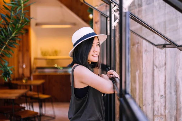 Szczęśliwa Azjatka Stojąca Patrząca Okno Nowoczesnej Kawiarni Szczęśliwy Uśmiechnięty Czas — Zdjęcie stockowe