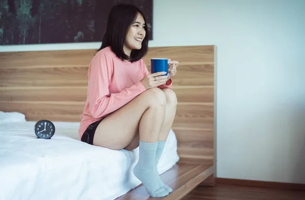 Hermosa Mujer Asiática Bebiendo Café Caliente Después Despertar Dormitorio Disfruta — Foto de Stock