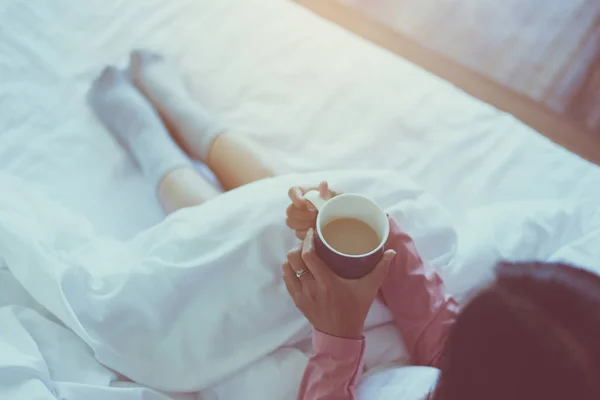 Manos Mujer Feliz Sosteniendo Una Taza Café Caliente Sentado Debajo — Foto de Stock