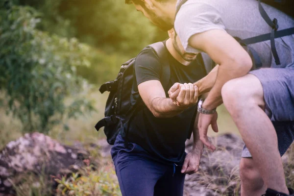 Iyi Dostlara Yardım Etmek Kayalara Tırmanmak Ellere Yardım Etmek Engelleri — Stok fotoğraf