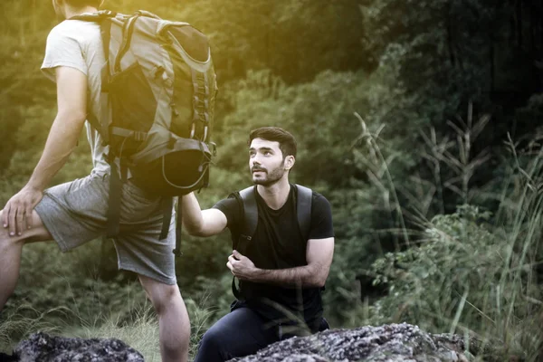 Close Hands Man Getting Help Friends Climb Rock Ajudando Mão — Fotografia de Stock