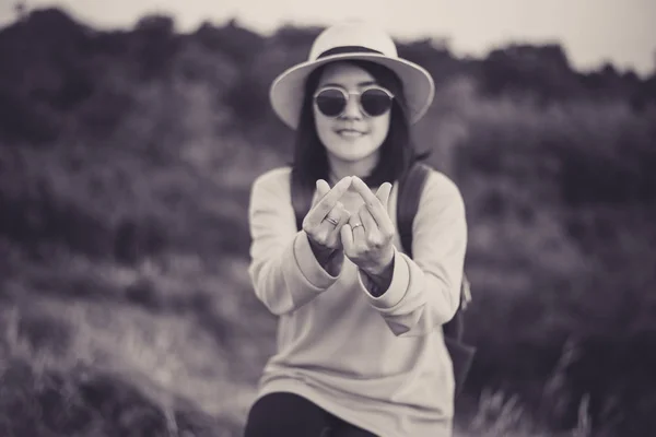 Mujer Asiática Feliz Pie Mostrando Mini Forma Corazón Atardecer Tiempo — Foto de Stock