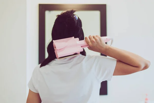 Mulher Usando Ferro Ondulação Elétrica Com Cabelo Frente Espelho Alisamento — Fotografia de Stock