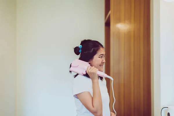 Mujer Asiática Feliz Usando Rizador Eléctrico Con Pelo Dormitorio Alisar — Foto de Stock