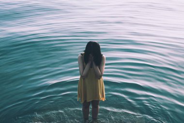 Dünya intiharını önleme günü konsepti nehirde baş ağrısı ve akıl sağlığı bozukluğuyla ayakta duran ve depresyon hisseden kadın.