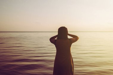 Depresyondaki kadın ayakta duruyor ve depresyonda. Denizde baş ağrısı, ruhsal bozukluk, dünya intihar günü konsepti.