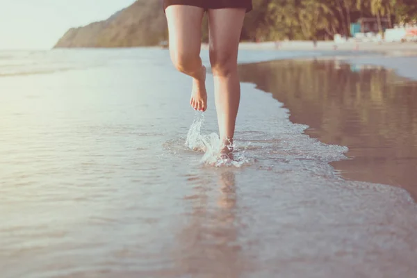 Happy Young Beautiful Woman Running Sunset Beach Ontspanningstijd Close — Stockfoto