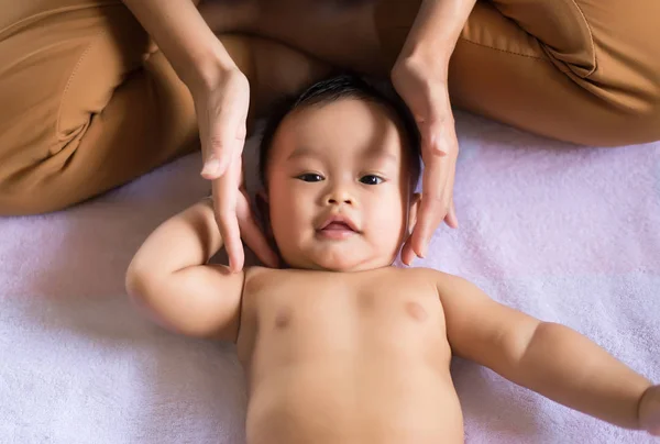 Sevimli Asyalı Erkek Bebek Yatağa Uzanıyor Anne Özen Destek Veriyor — Stok fotoğraf