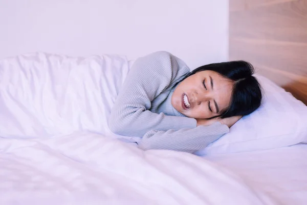 Mooie Aziatische Vrouw Slapen Bed Slijpen Tanden Vrouwelijke Vermoeidheid Stress — Stockfoto