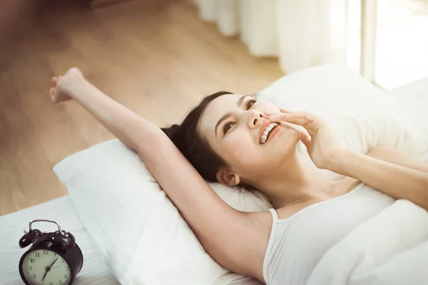 Hermosa Joven Asiática Mujer Estirándose Despertando Dormitorio Casa Por Mañana —  Fotos de Stock