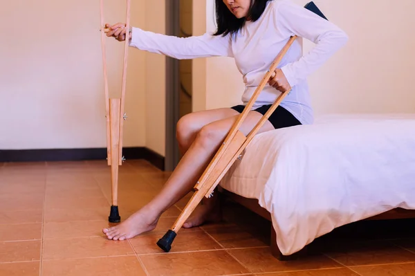 Mujer Paciente Usando Muletas Pierna Rota Para Caminar Dormitorio Primer — Foto de Stock