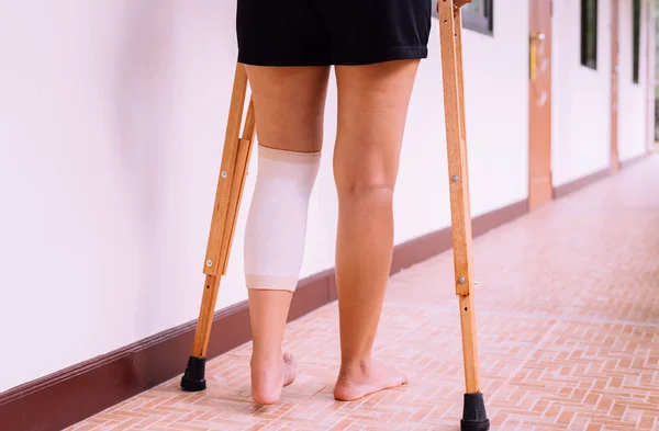 Paciente Mulher Usando Muletas Perna Quebrada Para Andar Hospital Close — Fotografia de Stock