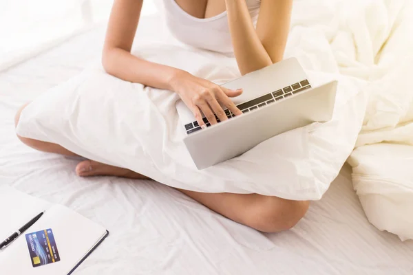 Закрывая Руки Женщина Совершает Покупки Интернете Использует Ноутбук Спальне Концепция — стоковое фото