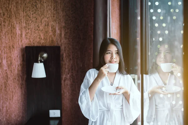 Hermosa Mujer Asiática Bebiendo Café Caliente Dormitorio Después Despertarse Por — Foto de Stock